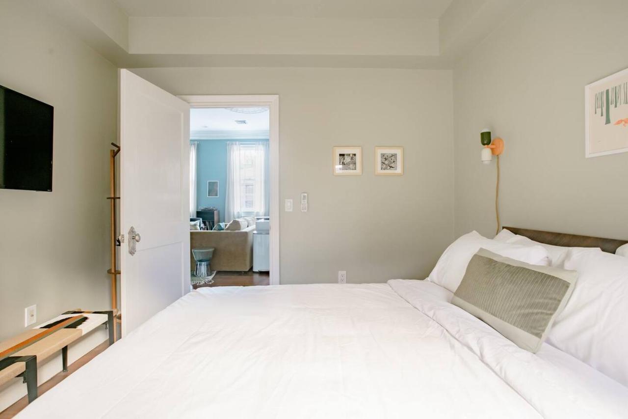 Airy Greenwich Retreat With Private Deck Appartement *